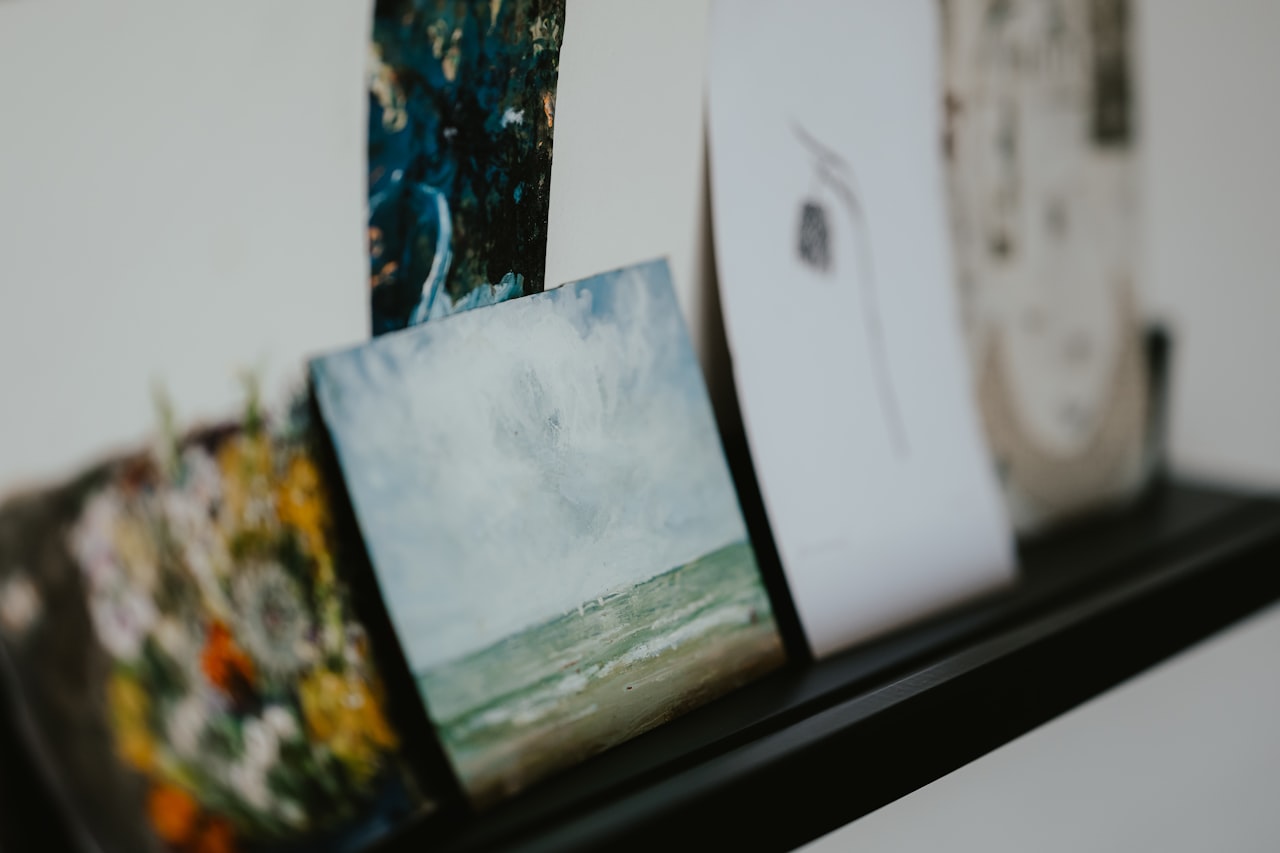 Kilka albumów fotograficznych różnej wielkości na półce
