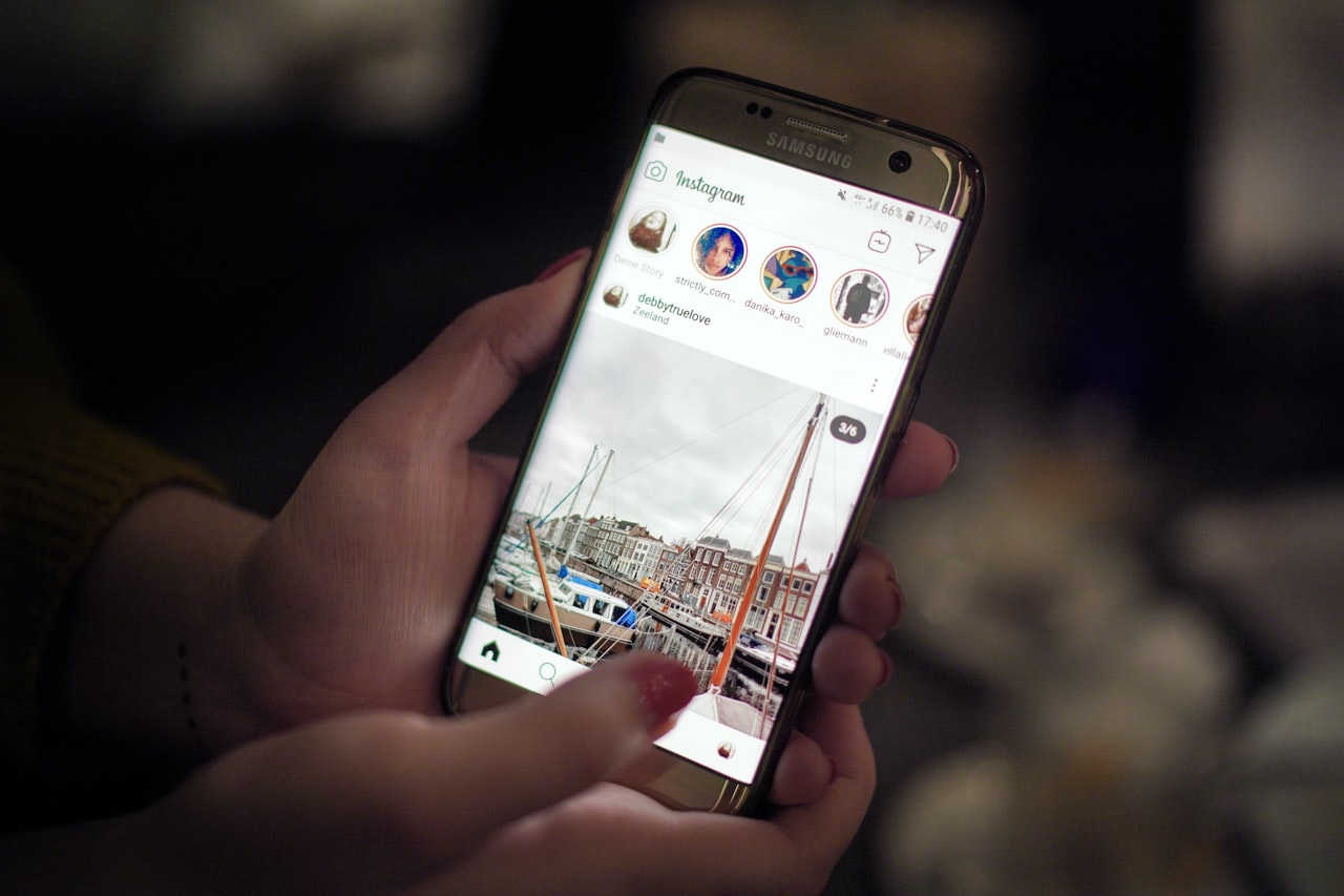 Telefon wyświetlający menu udostępniania zdjęć