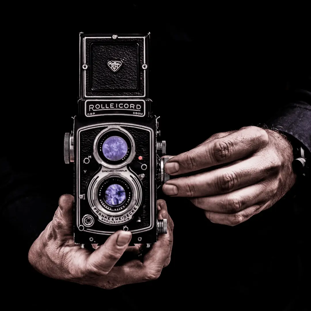 Aparat vintage na ciemnym tle jako symbol wywoływania zdjęć